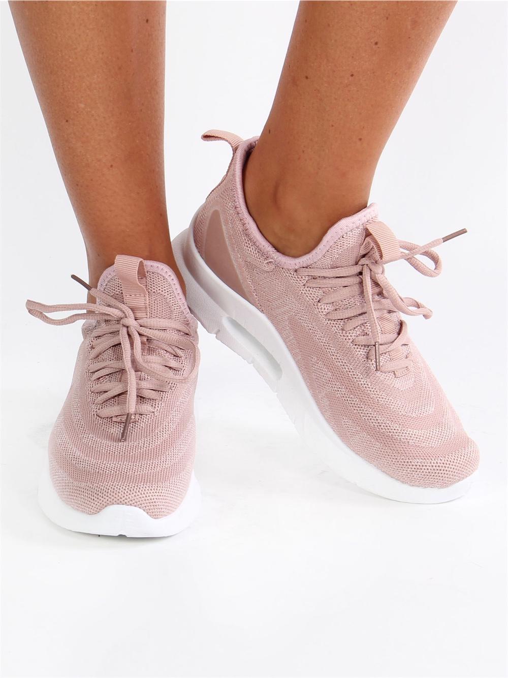 Sindy - Svarta sneakers med snören och svart sula